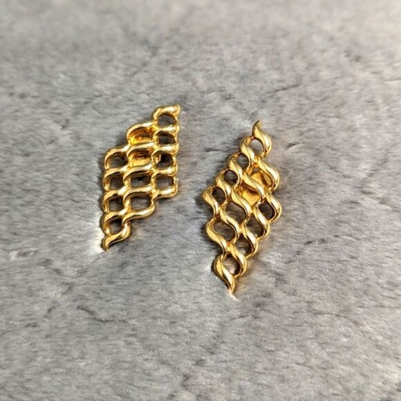 Vintage 80's Classic Wavey Goldtone Pierced Earrings - Picture 1 of 7